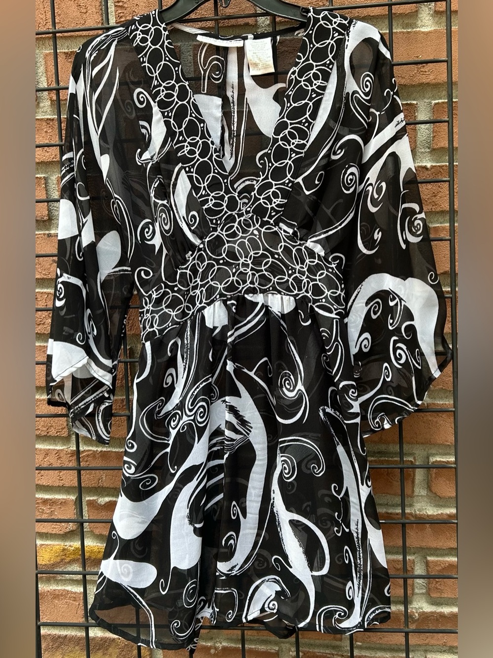 Black & White Swirl V-Neck Women's Tunic with Gathered Waist